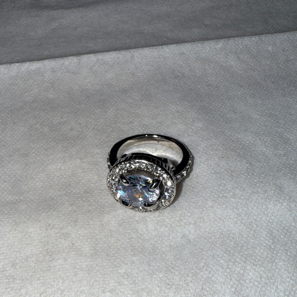 Elegant Silver Tone Women's Ring - Picture 1 of 5